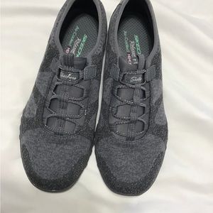 Skechers Breathe Easy women’s size 7 slip on sneakers style 23855